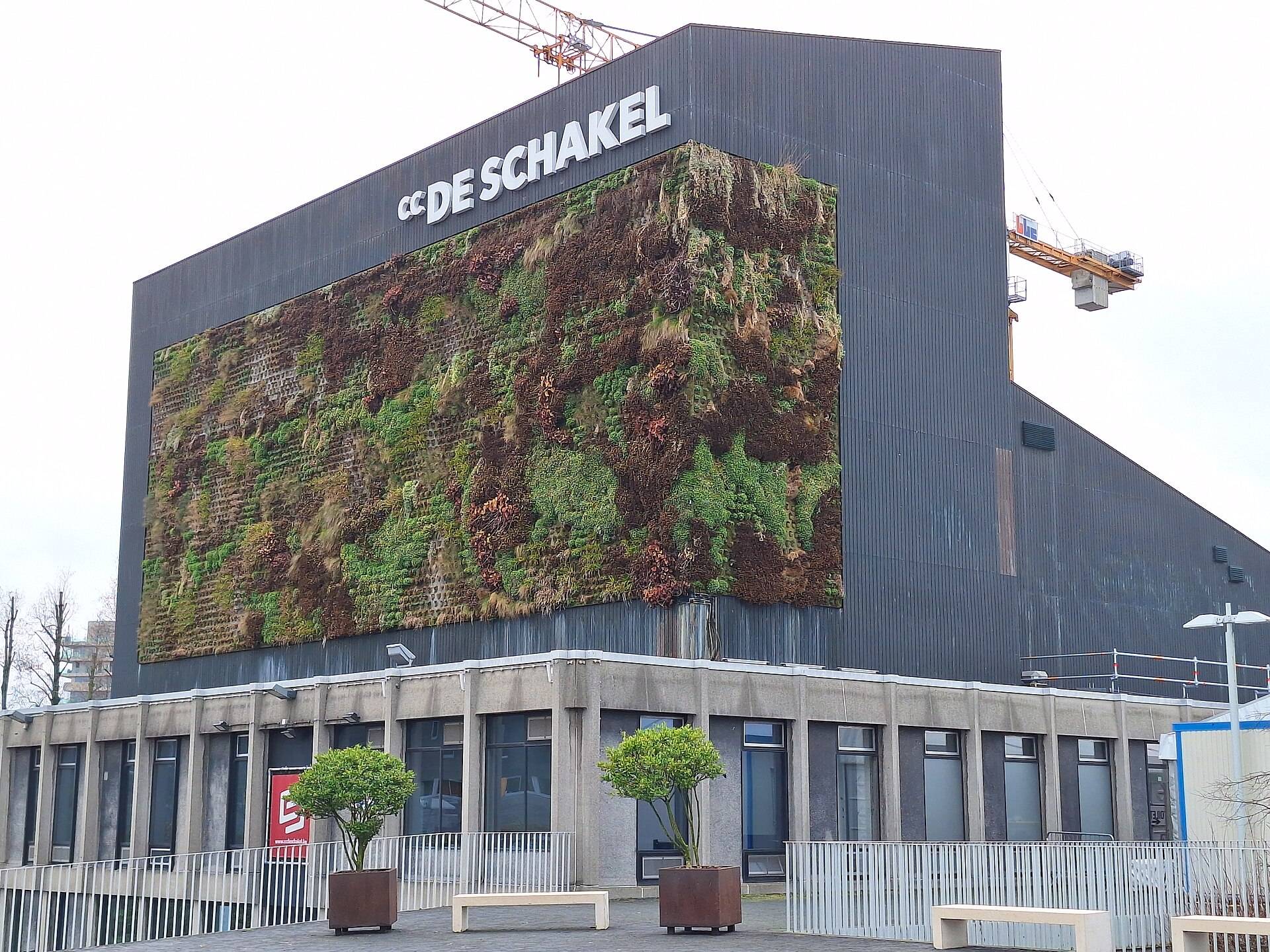 Cultuurcentrum De Schakel met de groene gevel in Waregem