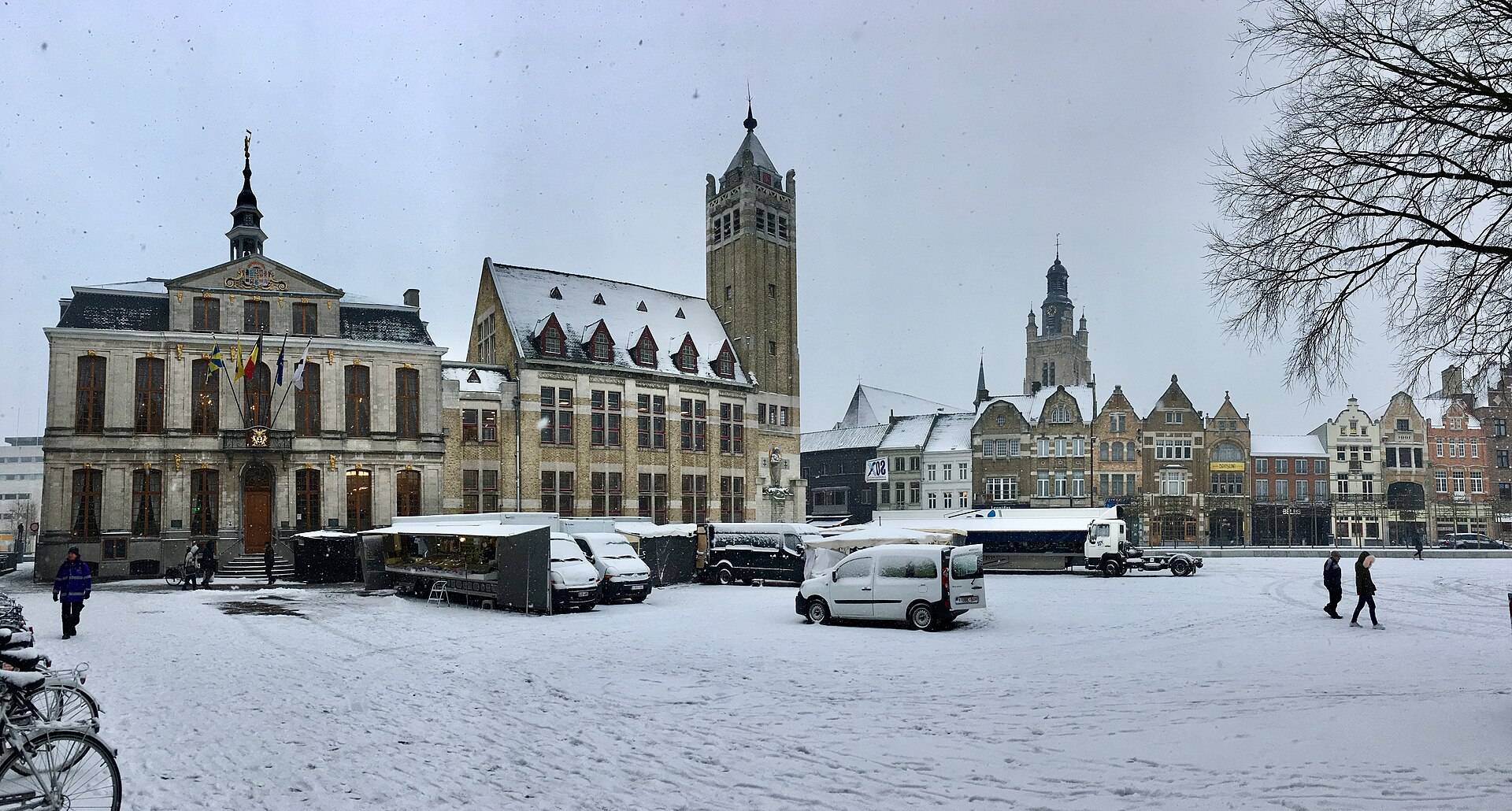 De Grote Markt van Roeselare met het stadhuis en het belfort